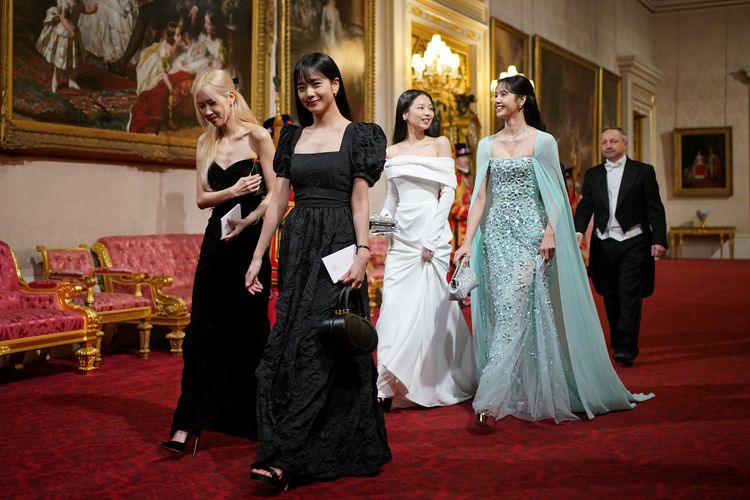 Members of South Korean girl band Blackpink  arrive for a State Banquet at Buckingham Palace in central London on November 21, 2023, for South Korea's President Yoon Suk Yeol and his wife Kim Keon Hee on their first day of a three-day state visit to the UK. South Korean President Yoon Suk Yeol and First Lady Kim Keon Hee began a three-day trip to the UK on Tuesday, with King Charles III's hosting his first state visitors since his coronation. (Photo by Yui Mok / POOL / AFP)