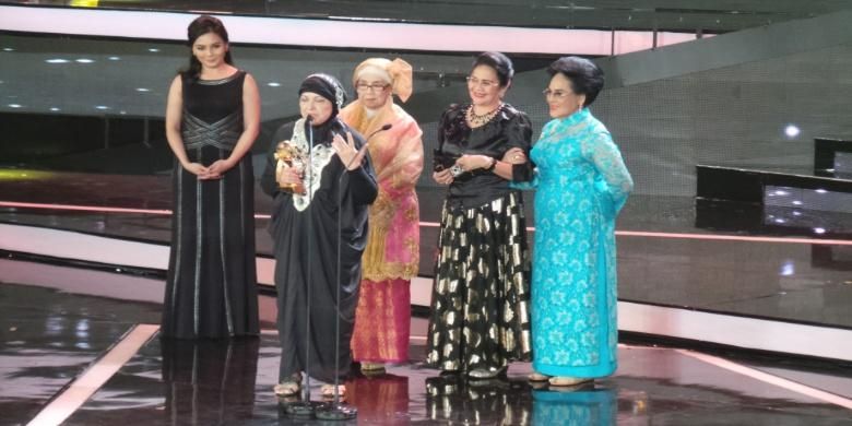 Mieke Wijaya (depan, berbusana muslim hitam) menyampaikan pidatonya usai menerima penghargaan Lifetime Achievement versi Indonesian Movie Award, di Balai Sarbini, Jakarta Selatan, Selasa (19/5/2015) dini hari.