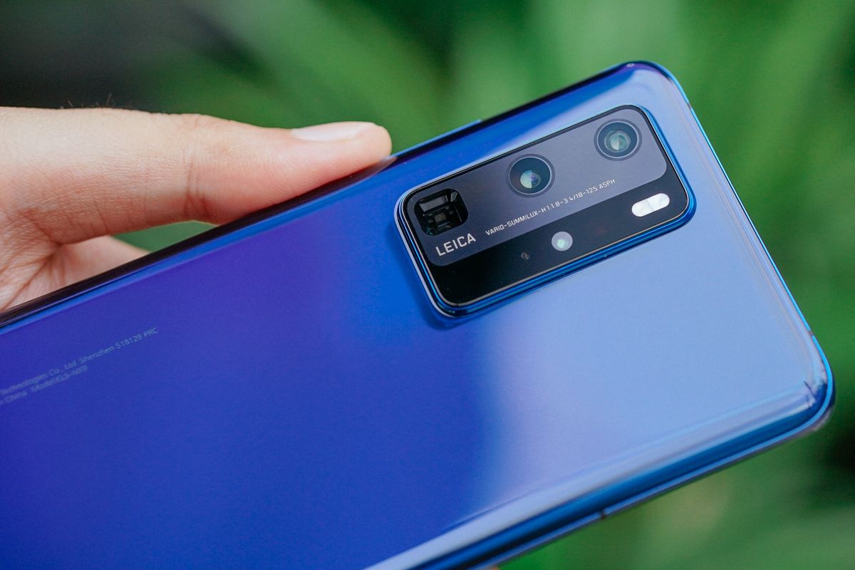 Empat kamera belakang di Huawei P40 Pro mencakup kamera utama (wide) 50 MP (f/1.9, OIS), kamera telephoto 12 MP (f/3.4, 5x optical zoom, OIS), kamera ultra wide 40 MP (f1.8), dan kamera ToF. 