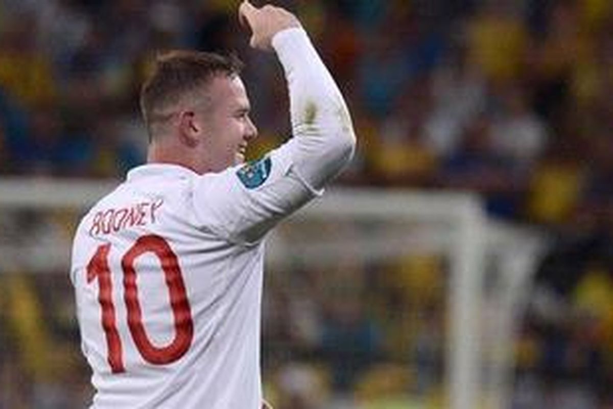 Selebrasi penyerang Inggris, Wayne Rooney, usai membobol gawang Ukraina, di Donbass Arena, Donetsk, Selasa (19/6/2012). 