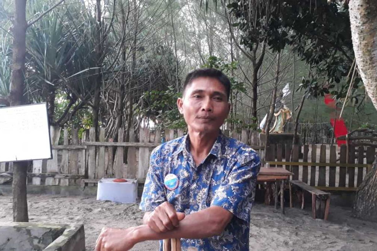 Sutari (48), warga Desa Gajahrejo, Kecamatan Gedangan, Kabupaten Malang, Jawa Timur, seorang nelayan yang punya kepedulian konservasi Penyu di BSTC Malang, Pantai Bajulmati.