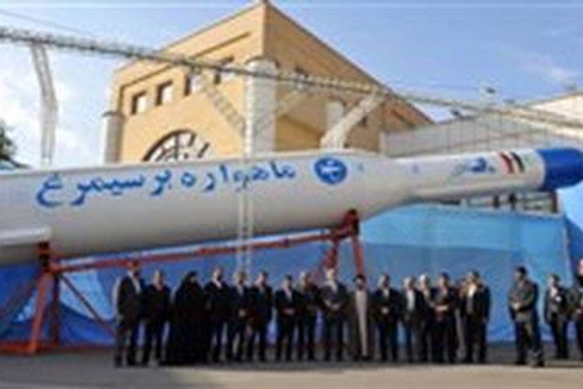 Presiden Iran Mahmoud Ahmadinejad (nomor 7 dari kiri) berpose dengan pejabat pemerintah di bawah roket pengangkut satelit, Simorgh (Phoenix). Iran menyambut peluncuran sukses Kavoshgar 3 (Explorer) yang diproduksi di tengah kekhawatiran Barat bahwa mereka menggunakan nuklir dan industri untuk mengembangkan senjata atom dan balistik. 