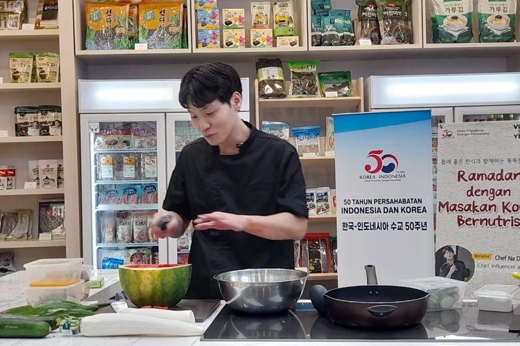 Na Dae Hoon sedang demo masak masakan Korea pada acara KCCI Ramadan dengan Masakan Korea Bernutrisi