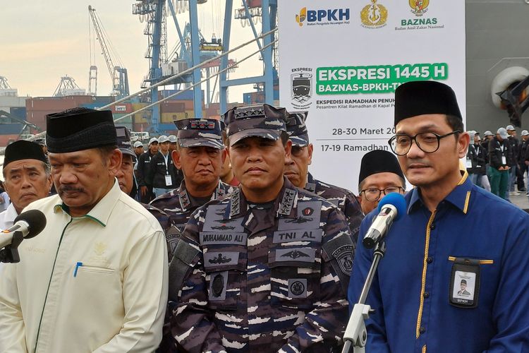 Kepala Staf TNI Angkatan Laut (KSAL) Laksamana TNI Muhammad Ali (tengah) saat jumpa pers terkait kegiatan pesantren kilat di atas kapal perang KRI Semarang (594), Kamis (28/3/2024).