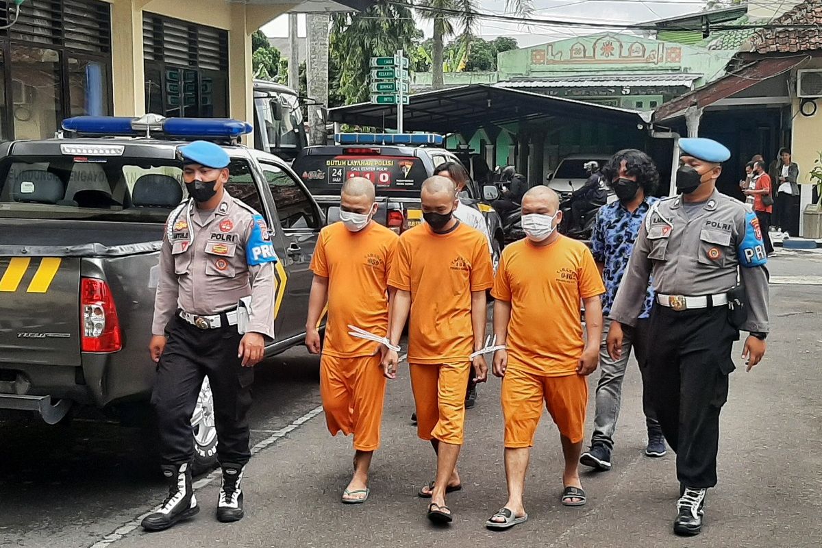 Tiga orang pelaku penganiayaan di rumah kos daerah Dusun Beteng, Tridadi, Sleman saat dihadirkan dalam jumpa pers di Mapolresta Sleman. Didalam peristiwa ini ada lima orang yang menjadi korban.