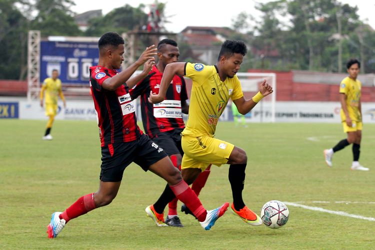 Pemain Barito Putera Bagas Kaffa keluar dari penjagaan pemain Persipura Jayapura saat pertandingan pekan ke 9 Liga 1 2021 yang berakhir dengan skor 0-1 di Stadion Moch Soebroto Magelang, Senin (25/10/2021) sore.