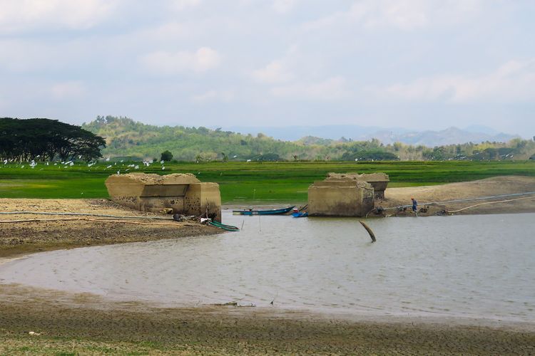 Bekas jembatan kereta api Wonogiri-Baturetno di Kecamatan Nguntoronadi yang hanya bisa dilihat saat Waduk Gajah Mungkur surut ketika kemarau.