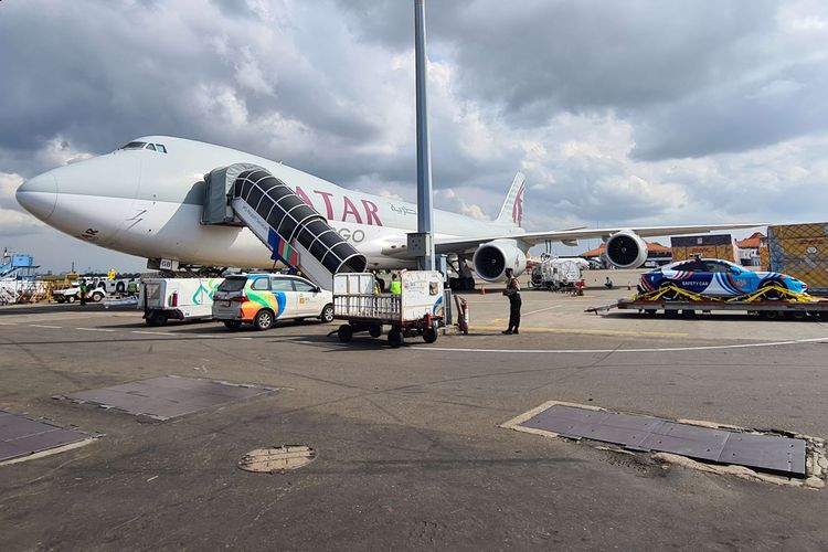 Petugas cargo melakukan bongkar muat logistik Formula E setibanya di Terminal Cargo Bandara Soekarno Hatta, Tangerang, Banten, Selasa (24/5/2022). ABB FIA Formula E World Championship seri kesembilan akan berlangsung di Sirkuit Formula E Ancol pada 4 Juni 2022.