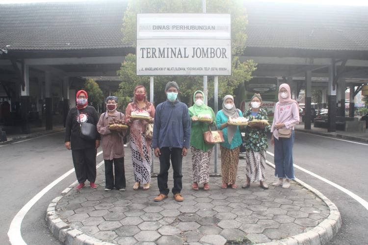 Paguyuban Joglo Semar mengirimkan bingkisan makanan kepada Gubernur Jawa Tengah (Jateng) Ganjar Pranowo melalui travel di Terminal Jombor, Yogyakarta, Selasa (25/5/2021).