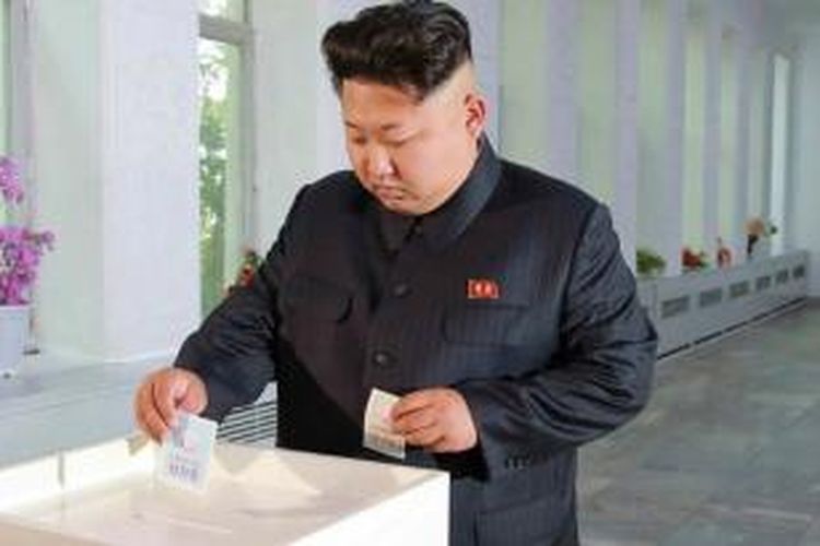 Pemimpin Korea Utara Kim Jong Un memberikan suaranya dalam pemilihan lokal yang digelar Minggu (19/5/2015).