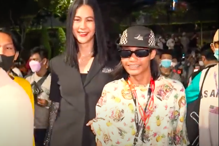 Paula Verhoeven dengan Bonge, salah satu remaja viral karena Citayam Fashion Week