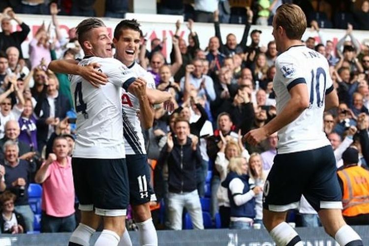 Toby Alderweireld, Erik Lamela, dan Harry Kane merayakan gol Tottenham Hotspur ke gawang Manchester City, Sabtu (26/9/2015). 