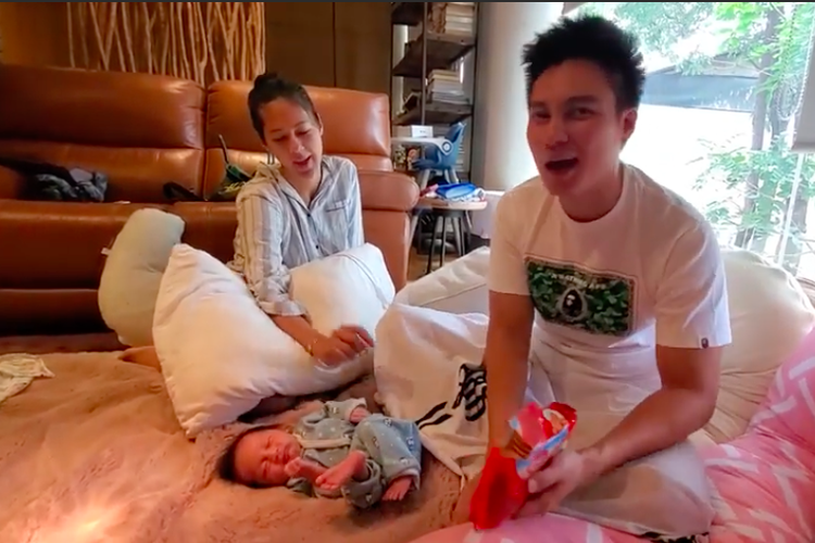 Pasangan Baim Wong dan Paula Verhoeven bersama putra mereka, Kiano Tiger Wong