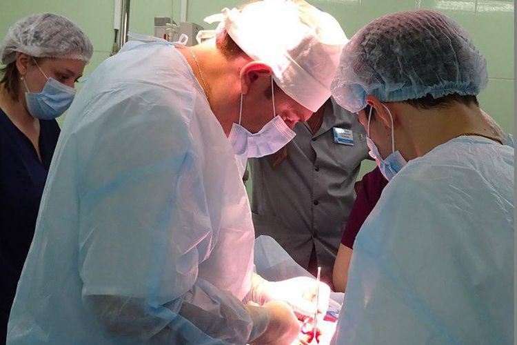 Dokter di Rusia ketika melakukan operasi untuk mengeluarkan gumpalan rambut hingga seberat setengah kilogram dari perut gadis 16 tahun.