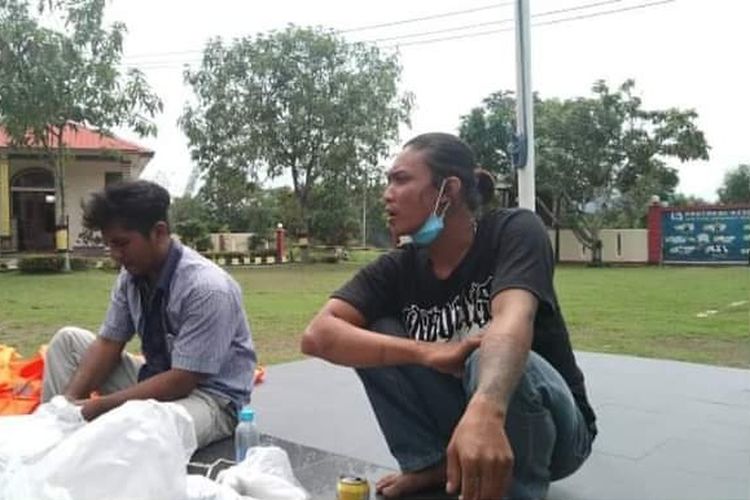 Reynalfi (22) dan Andry Juniansyah (30) saat di markas Polres Karimun Sabtu 6 Juni 2020. Keduanya melarikan diri dari kapal China dengan berenang arungi Selat Malaka sampai Karimun di Kepulauan Riau, lalu diselamatkan oleh nelayan. 