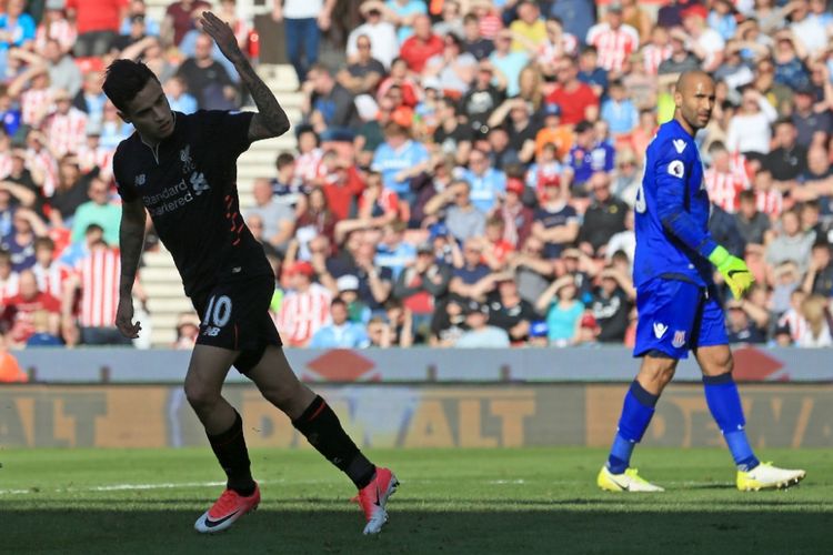 Philippe Coutinho mencetak gol Liverpool kee gawang Stoke City pada partai lanjutan Premier League - kasta teratas Liga Inggris - di Stadion Liberty, sabtu (8/4/2017).