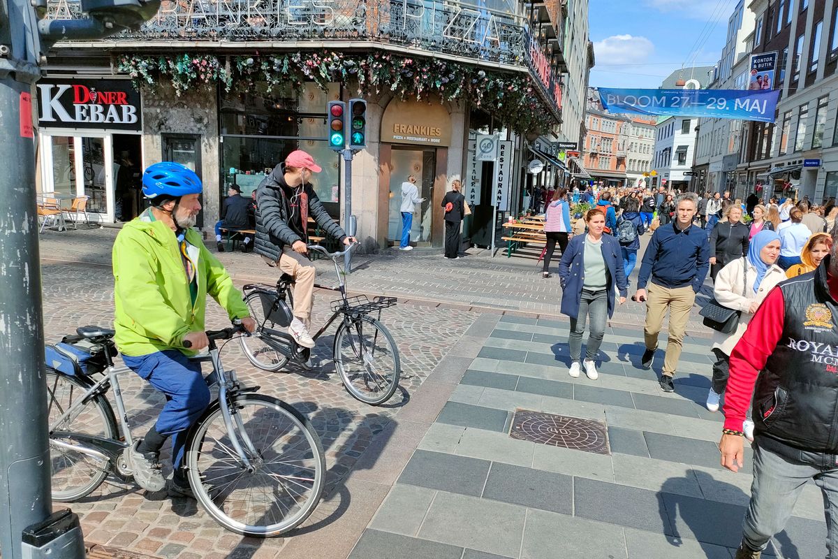 Pengendara sepeda akan menunggu dengan sabar saat lampu lalu lintas berwarna merah, dan memberi kesempatan pada pejalan kaki untuk menyeberang. Pemandangan semacam ini umum terjadi di Kota Kopenhagen, Denmark, sebuah kota yang dikenal sebagai surga bagi para pesepeda.