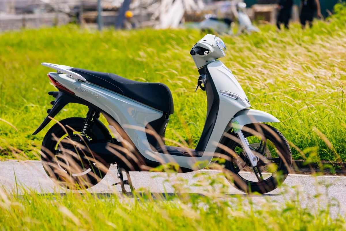VinFast Feliz II menjadi salah satu opsi motor listrik yang menawarkan keseimbangan antara kelengkapan fitur dan kepraktisan berkendara.