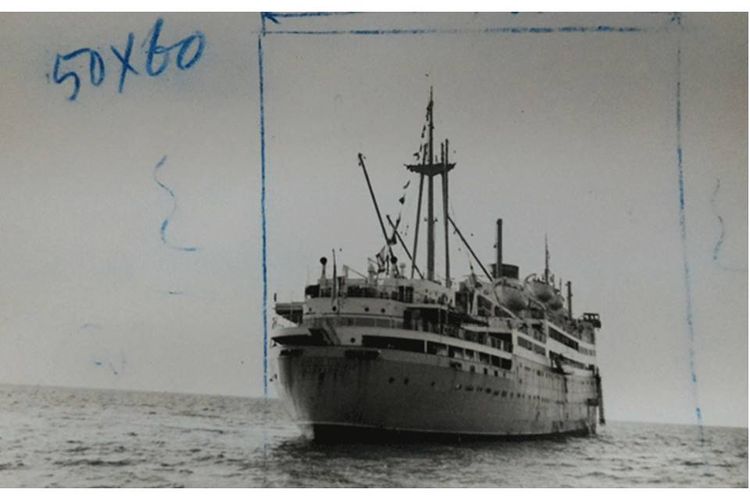 Kapal Ambolombo, salah satu kapal pengangkut jemaah haji pada 1960-an. Kapal ini berangkat dari Jakarta dan Palembang langsung menuju Jeddah.
