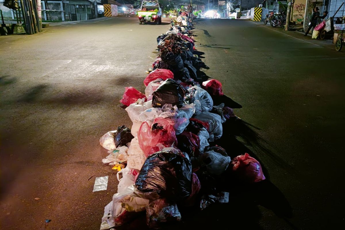 Sampah menumpuk di tengah jalan raya saat malam hari di Jalan Raden Patah, Kecamatan Ciledug, Kota Tangerang pada Senin (2/1/2023). Tumpukan sampah di tengah jalan itu menjadi pemandangan biasa oleh masyarakat yang lalu-lalang dan warga sekitar saat malam hari.