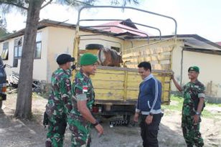 Sejumlah Anggota TNI dari Satuan Tugas Pengaman Perbatasan (Satgas Pamtas) RI-RDTL dari Batalyon Infanteri 742/Satya Wira Yudha menyerahkan barang bukti berupa sapi selundupan asal Timor Leste ke Polres TTU