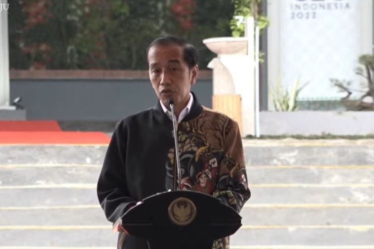 Presiden Joko Widodo meresmikan Bandara Ngloram yang berada di Kabupaten Blora, Jawa Tengah, Jumat (17/12/2021)