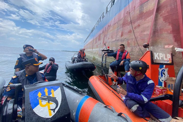Kesatuan Penjagaan Laut dan Pantai (KPLP) Kementerian Perhubungan (Kemenhub) melakukan penyelamatan kapal MV Layar Anggun 8 yang terbakar di perairan Tanjung Berakit, Rabu (17/4/2024).