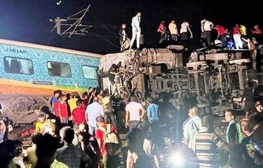 Penduduk setempat berkumpul setelah Coromandel Express tergelincir setelah menabrak kereta barang di dekat stasiun Bahanaga di Balasore pada Jumat (2/6/2023) malam waktu setempat. Kecelakaan kereta di India kali ini dilaporkan telah menewaskan 207 orang dan melukai 900 orang lainnya. 