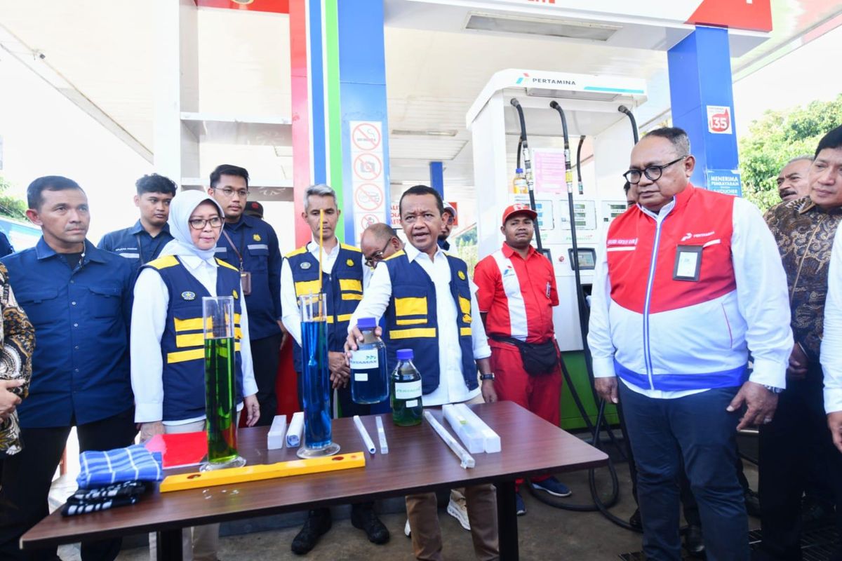 Menteri Energi dan Sumber Daya Mineral Indonesia Bahlil Lahadalia bersama Kepala BPH Migas Erika Retnowati, Direktur Rekayasa & Infrastruktur Darat Pertamina Patra Niaga Eduward Adolof Kawi beserta jajaran manajemen lainnya melakukan Pengecekan kualitas BBM jenis Pertalite dan Pertamax di SPBU 84.971.05 Jln Ir. Putuhena Provinsi Maluku, pada sabtu (5/4).