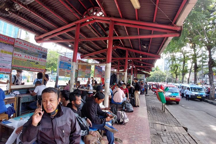 Enam hari menjelang Hari Raya Idul Fitri atau lebaran, lonjakan penumpang yang bertolak dari Terminal Grogol, Jakarta Barat, belum terlihat.