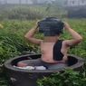 Curi Kotak Amal, Warga Grobogan Dihukum Nyanyi di Tong Sampah Sembari Menopang Tanaman 
