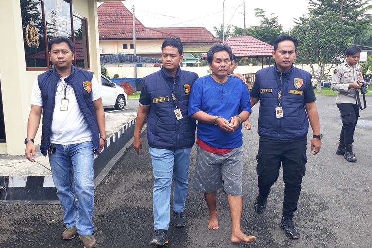 Masuri (54) tersangka pembunuhan besannya sendiri saat berada di Polres Musi Rawas, Sumatera Selatan, Selasa (26/12/2023).