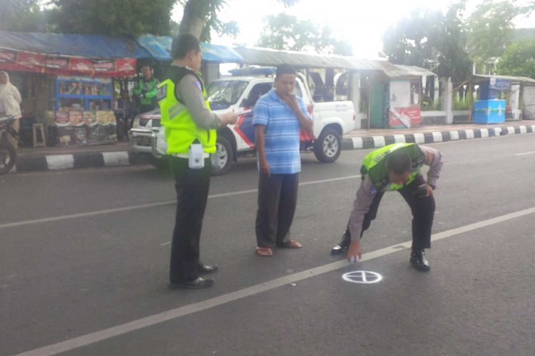 Anggota Unit Laka, Satlantas, Polres Sukabumi Kota saat olah tempat kejadian perkara di Jalan Veteran, Sukabumi, Jawa Barat, Minggu (21/10/2018). 