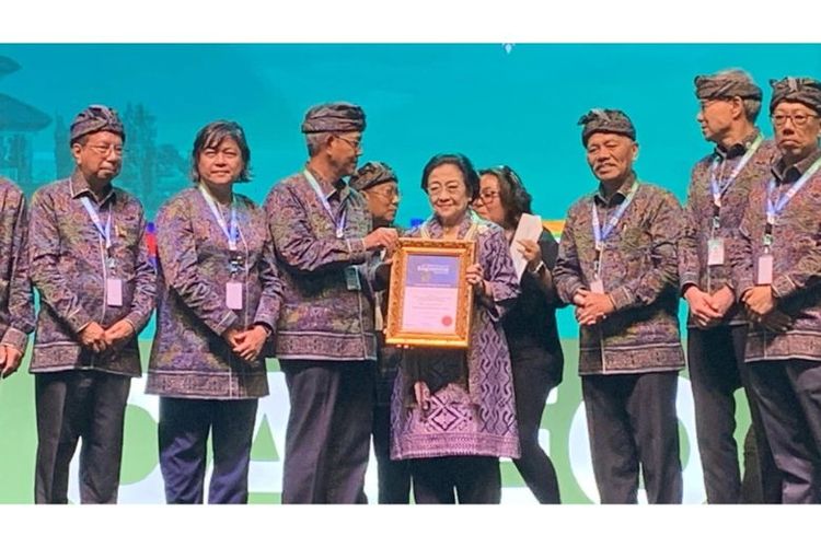 Presiden ke-5 Republik Indonesia Megawati Soekarnoputri mendapatkan penghargaan AFEO Distinguished Honorary Patron. 