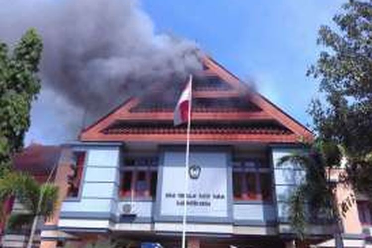 Kantor Dewan Perwakilan Rakyat Daerah (DPRD) Dibakar oleh pasukan kerajaan Gowa, Sulawesi Selatan terkait terbutnya Perda yang memgatur bupati setempat menggantikan kedudukan raja gowa. Senin, (26/09/2016).
