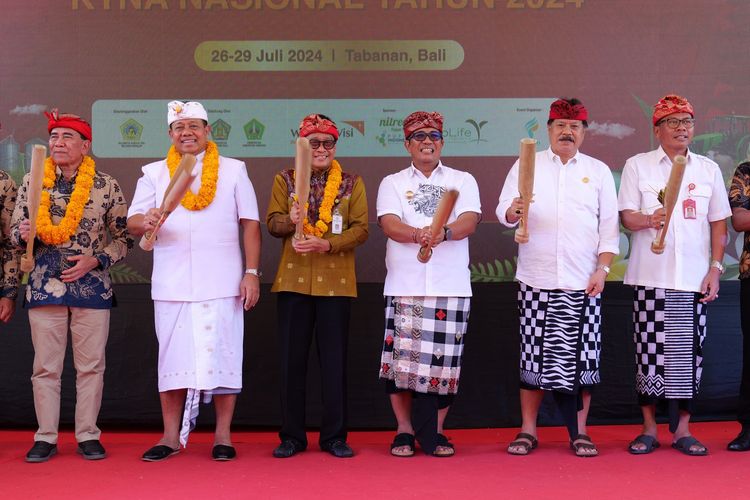 Bupati Tabanan I Komang Gede Sanjaya dalam pembukaan acara di Area De Jukung Resto dan Bar Tanah Lot, Desa Beraban, Kediri, Tabanan, Sabtu, (27/6/2024), yang bertepatan dengan rahina Tumpek Landep. 
