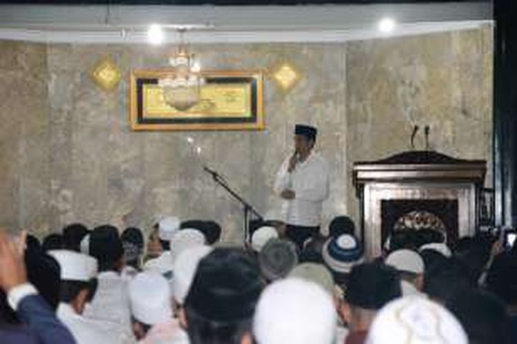 Presiden Joko Widodo saat akan mengikuti sholat tarawih di Masjid At Taqwa, Kota Mataram.