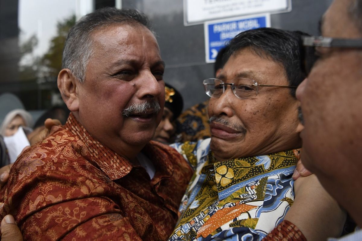 Mantan Dirut PLN Sofyan Basir (kiri) meluapkan kegembiraan bersama kerabat usai diputus bebas di Pengadilan Tipikor, Jakarta, Senin (4/11/2019). ANTARA FOTO/Puspa Perwitasari/aww.