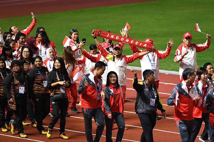 Kontingen Indonesia berparade bersama kontingen 10 negara lainnya dalam upacara penutupan SEA Games ke-30 di Stadion Atletik New Clark, Filipina, Rabu (11/12/2019). SEA Games ke-30 di Filipina resmi ditutup dan akan digelar kembali di Vietnam pada 2021.