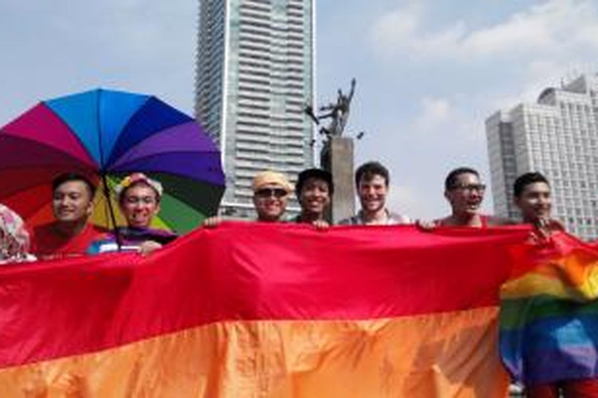 Aktibis LGBT menggelar aksi peringatan Hari Internasional Melawan Homofobia dan Transfobia di Bundaran Hotel Indonesia, Jakarta (17/5/2015).