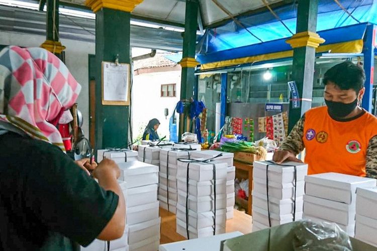 Kesibukan di Dapur Umum Kota Yogyakarta untuk menyiapkan makanan bagi kebutuhan pasien Covid-19 yang tengah melakukan isolasi, 22 Januari 2021. 