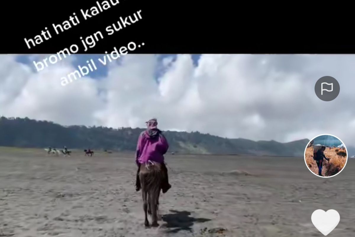 Potongan gambar video diunggah pengunjung Bromo yang mengaku dipalak oleh penyedia jasa kuda. 