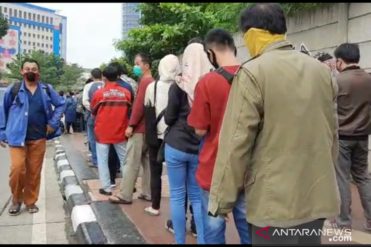 Antrean warga di Jalan Kembangan Raya di samping Kejaksaan Negeri Jakarta Barat, Jumat (14/8/2020). Mereka hendak menebus SIM yang ditilang polisi saat Operasi Patuh Jaya 2020. 