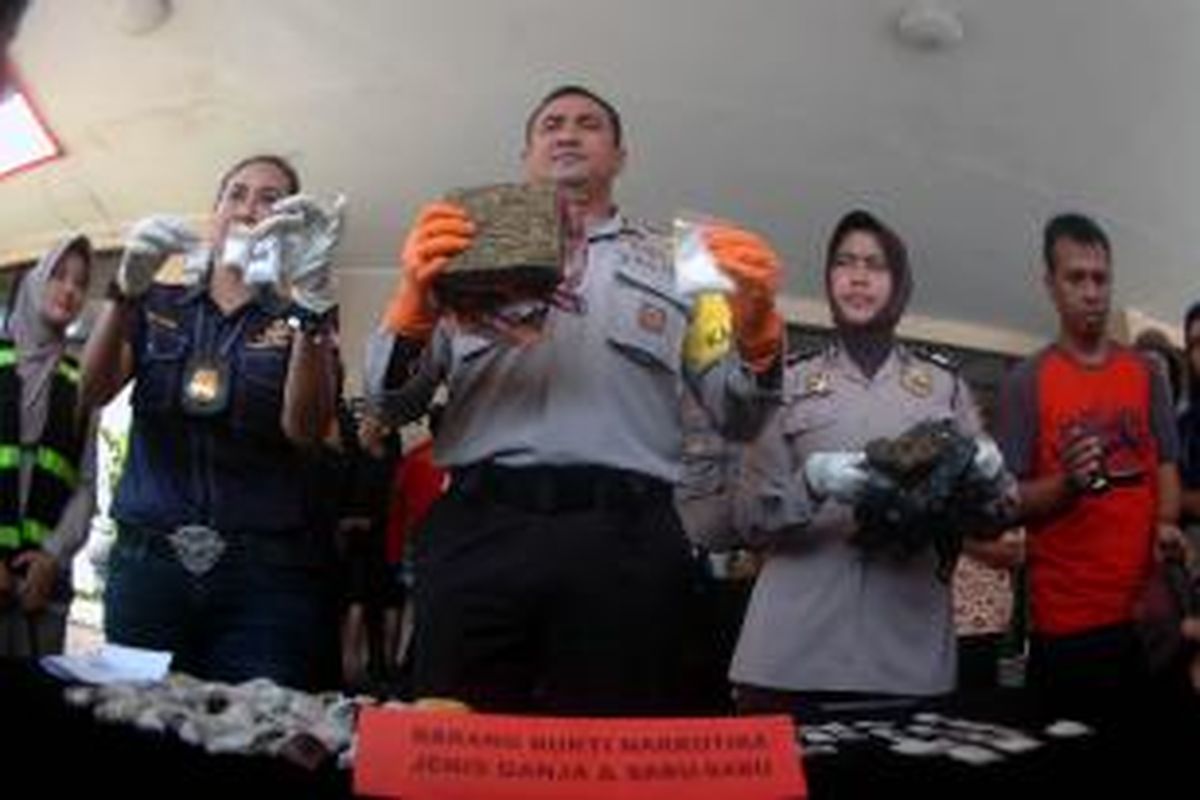Kepolisian Resor Bogor berhasil menangkap tujuh pelaku bandar narkoba serta menyita barang bukti narkoba jenis sabu seberat 91,17 gram serta ganja 1,5 kilogram. Para tersangka tersebut kerap mengedarkan narkoba ke sejumlah tempat hiburan malam hingga ke lingkungan sekolah. K97-14