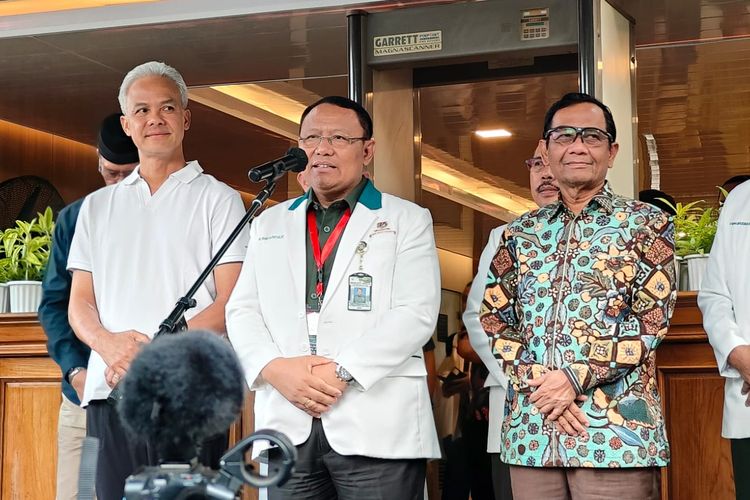 Konferensi pers usai tes kesehatan terhadap Ganjar Pranowo-Mahfud MD di RSPAD Gatot Soebroto, Jakarta, Minggu (22/10/2023) sore.