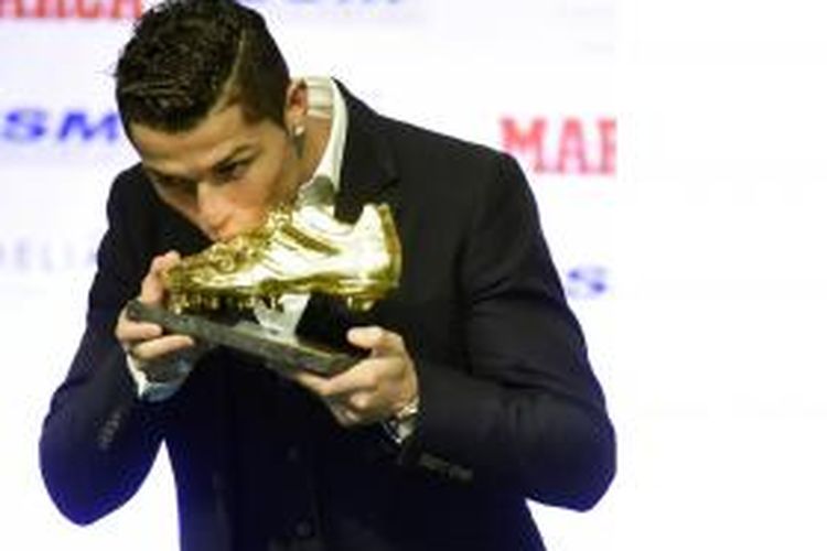 Penyerang Real Madrid, Cristiano Ronaldo, mencium Sepatu Emas 2014 yang diraihnya sebagai top scorer Eropa musim 2013/14. Ronaldo menerima penghargaan ini di Madrid, Rabu (5/11/2014).