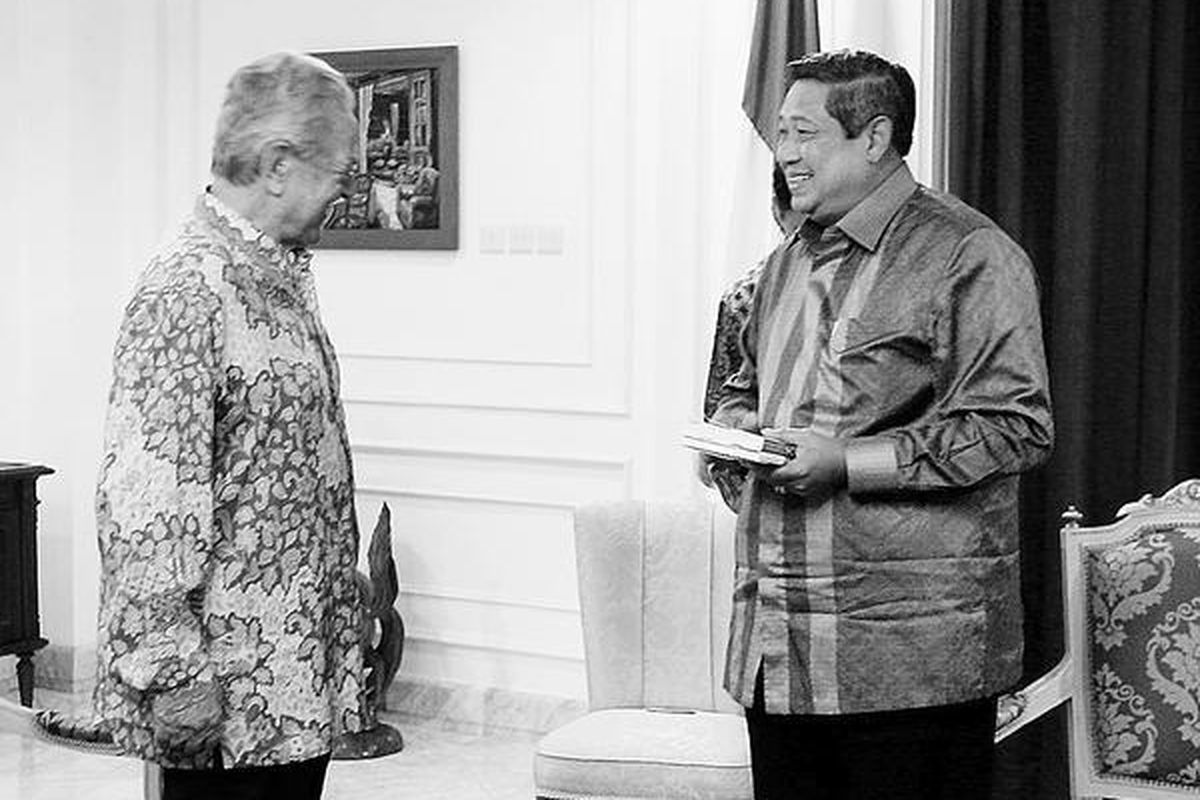 Presiden Susilo Bambang Yudhoyono menerima buku dari Member of the United Nations Secretary General High Level Advisory Group on Climate Change serta tokoh keuangan dunia George Soros (kiri) di Kantor Kepresidenan, Jakarta, Senin (10/5).