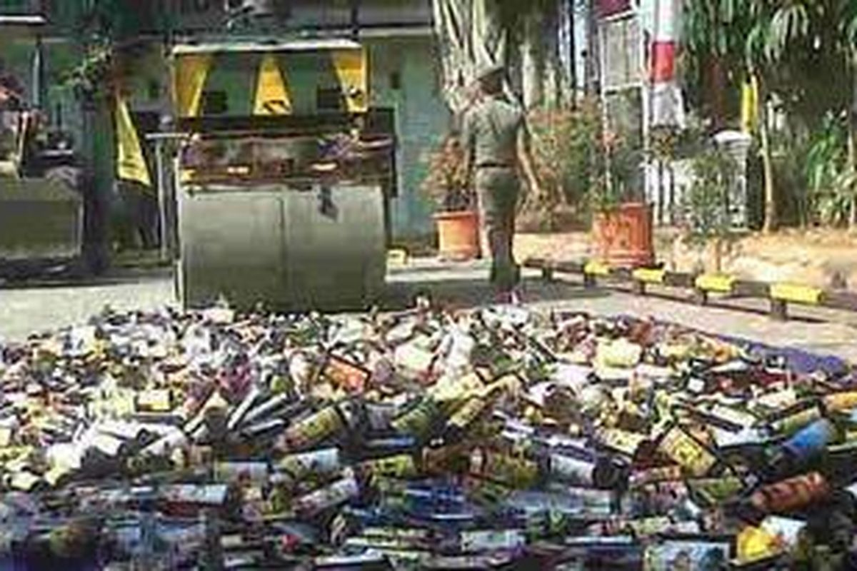 Ilustrasi: Pemusnahan minuman keras ilegal.