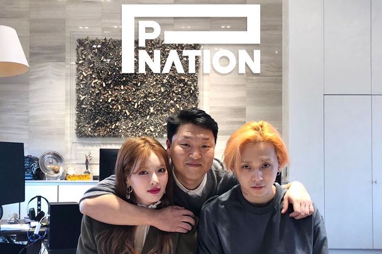 HyunA dan Dawn berpose dengan Psy usai menandatangani kontrak dengan agensi milik Psy, P Nation.