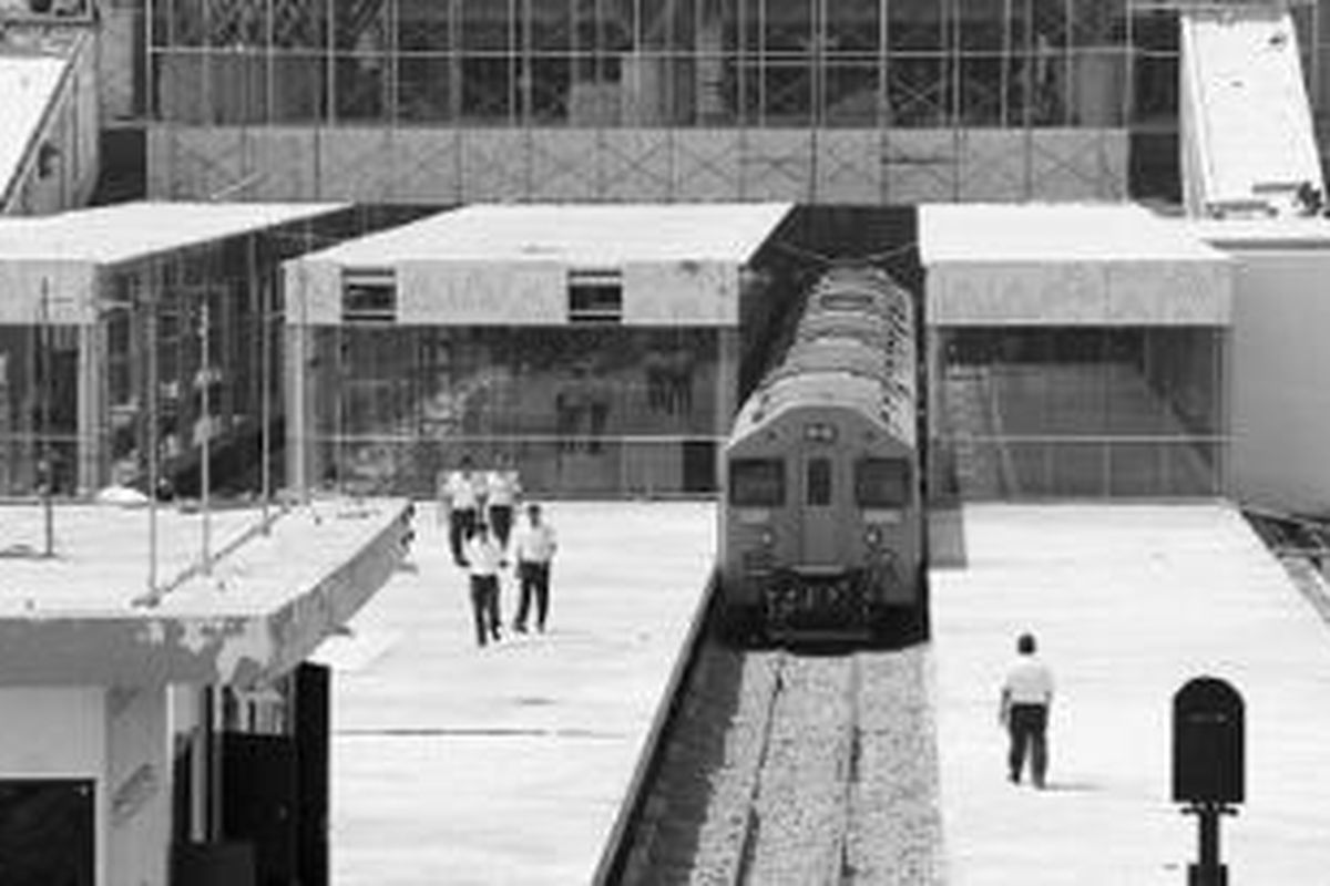 Suasana Bandara Kualanamu di Deli Serdang, Sumatera Utara, saat uji coba kereta api, Jumat (19/7/2013).